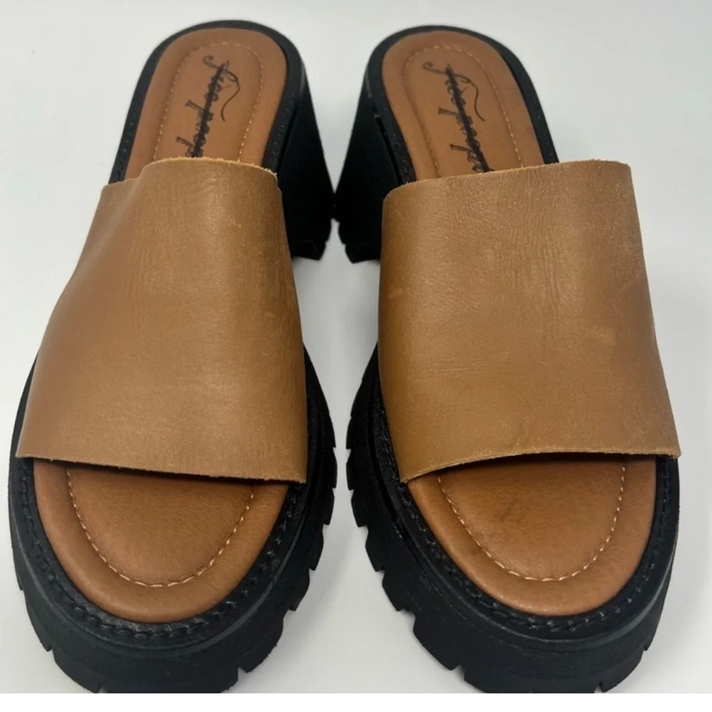 Free People Winona Leather Platform Slide. Size 39 / US Size 9. NWOT